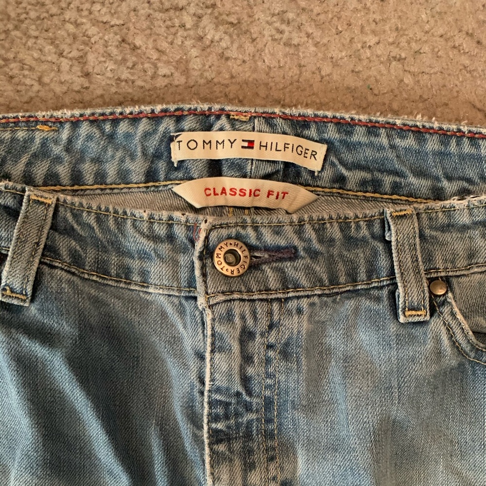 Distressed light wash Tommy Hilfiger Jeans - Picture 3 of 5